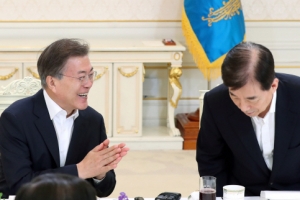 문 대통령 “국방예산 2.4→2.9%…압도적 국방력으로 북한과 대화”