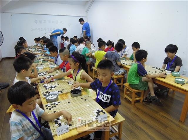 왕징의 대표적인 한국 창업기업인 이세돌 바둑학교에 다니는 중국 어린이들이 바둑을 두고 있다.