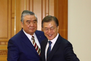 [서울포토] 문재인 대통령, 5개국 주한대사 신임장 받아