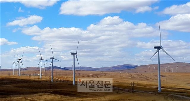 중국 츠펑시의 해발 1700여m 고원에 한국전력과 중국기업의 합작으로 조성된 둥산 풍력발전소 단지.