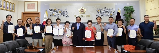 18일 제4기 서울의회 시민명예기자 25명을 선발, 양준욱 서울시의회 의장실에서 위촉장을 받고 기념촬영을 하고 있다.