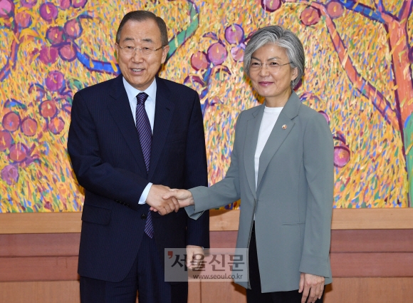 강경화 외교부장관과 반기문 전 유엔사무총장이 19일 오전 서울 종로구 외교부 청사 내 접견실에서 면담에 앞서 악수를 하고 있다.  손형준 기자 boltagoo@seoul.co.kr