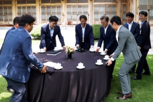 ‘햇볕 너무 뜨거워!’ 야외 테이블 직접 옮긴 문 대통령