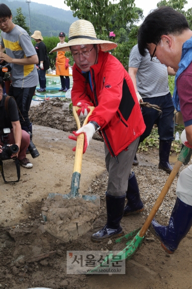 홍준표 자유한국당 대표가 19일 오후 청주시 상당구 낭성면 수해 지역을 찾아 복구 작업을 하고 있다. 자유한국당 제공