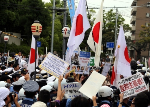 일본의 혐한 시위대와 항의하는 시민[지료사진]