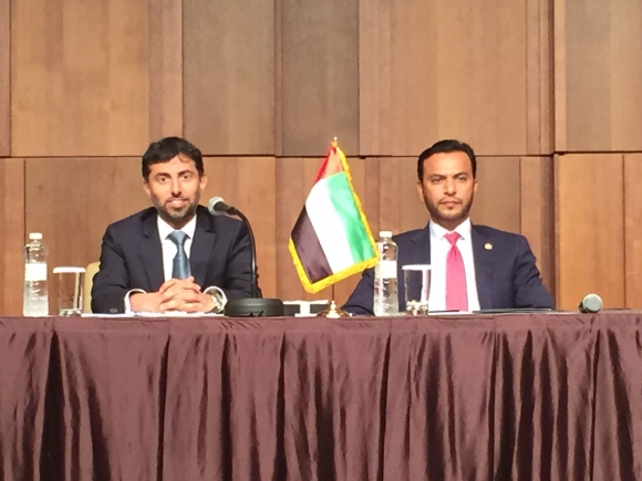 수하일 무함마드 마즈루아이(왼쪽) 아랍에미리트(UAE) 에너지부 장관이 19일 서울 중구 신라호텔 영빈관에서 카타르 단교와 관련한 UAE의 입장을 밝히고 있다. 오른쪽은 압둘라 사이프 알리 살림 알 누아이미 주한 UAE 대사.