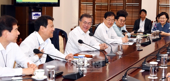 문재인 대통령이 20일 오전 청와대 여민관에서 열린 수석보좌관회의를 주재하고 있다. 안주영 기자 jya@seoul.co.kr