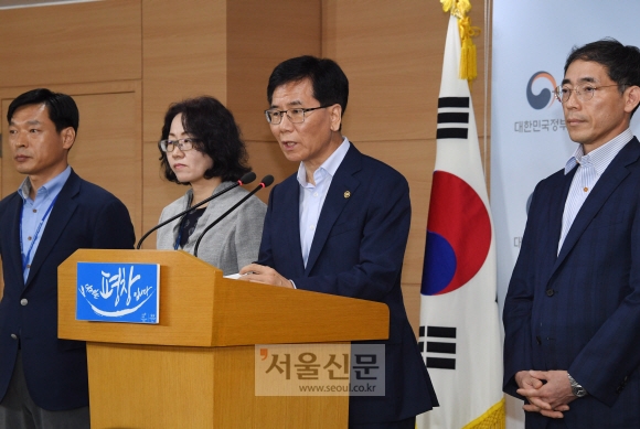 이성기 고용노동부 차관(오른쪽 두번째)이 20일 오전 정부서울청사에서 공공부문 정규직 전환 가이드라인을 발표하고 있다. 최해국 선임기자 seaworld@seoul.co.kr