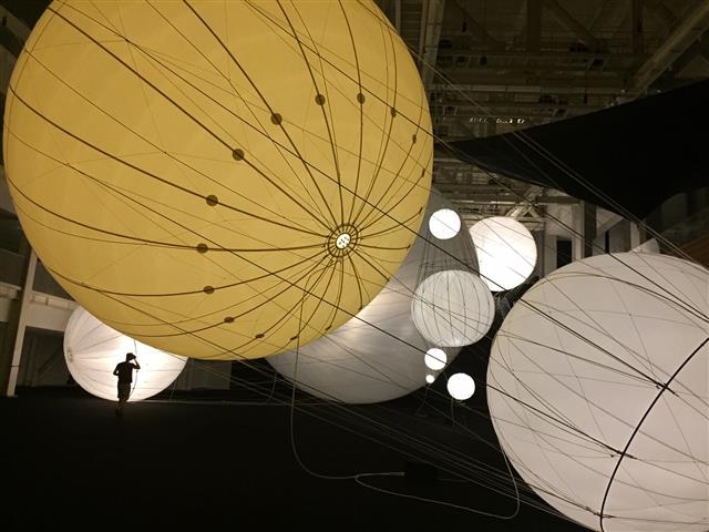 세계적인 현대미술가이자 건축가인 토마스 사라세노의 신작 ‘행성 그 사이의 우리’가 설치된 광주 국립아시아문화전당 전시장. 
