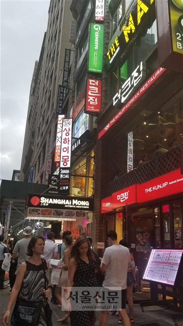 지난 16일 저녁 뉴욕의 맨해튼 32번가 내 코리아웨이 한국식당이 외국인들로 넘쳐나고 있다.