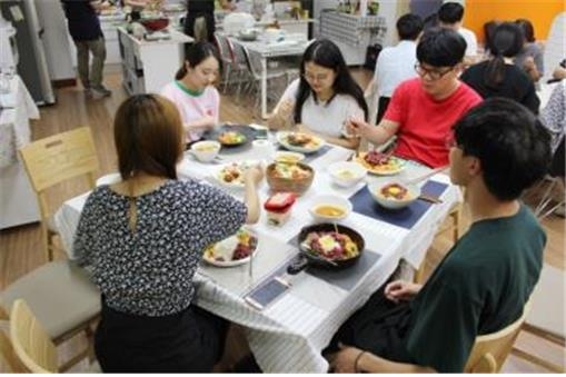 청춘삘딩에 문을 연 대대식당을 찾은 청년들이 함께 만든 음식을 먹으며 이야기를 나누고 있다. 금천구 제공