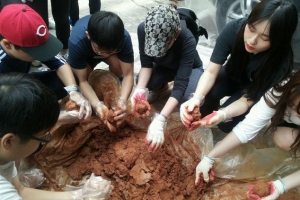 광진 “중랑천에 EM 흙공 던져요”