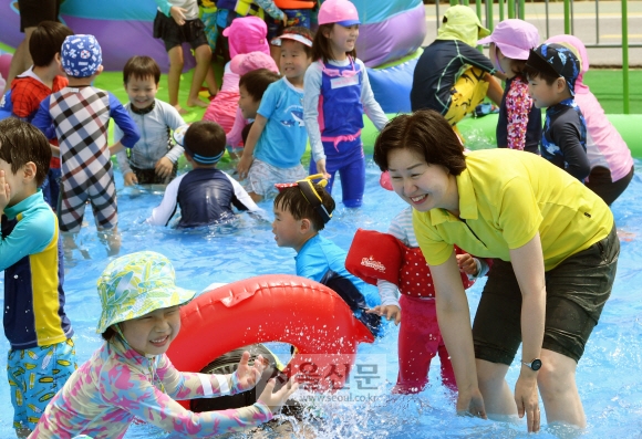 김수영 양천구청장이 20일 안양천생태공원 자연학습장에 개장한 어린이 물놀이장을 찾아 아이들과 물놀이를 하고 있다. 강성남 선임기자 snk@seoul.co.kr
