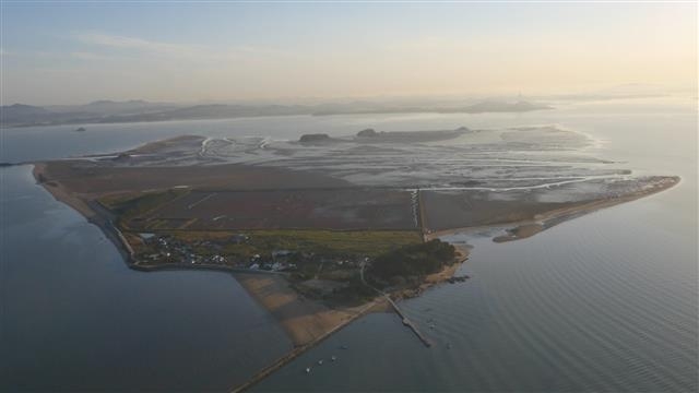 유부도 항공사진. 앞쪽 마을 뒤로 드넓은 갯벌이 펼쳐져 있다. 서천군 제공