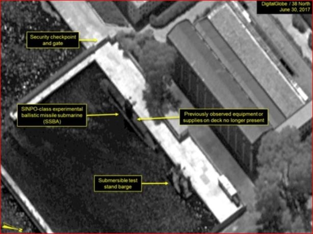 북한 신포 조선소에서 위치를 옮긴 신포급 잠수함과 수중발사 시험용 바지선을 촬영한 위성사진.38노스 웹사이트 캡처
