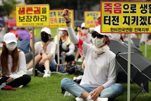 21일 오전 전북 전주시청 앞 노송광장에서 선미촌 성매매 여성들이 집회를 열고 생존권 보장과 단속 중단을 촉구하고 있다. 전주시는 지난해부터 94억원을 들여 성매매업소 집결지인 선미촌 일대를 문화예술 공간으로 조성하는 프로젝트를 추진하고 있다. 연합뉴스