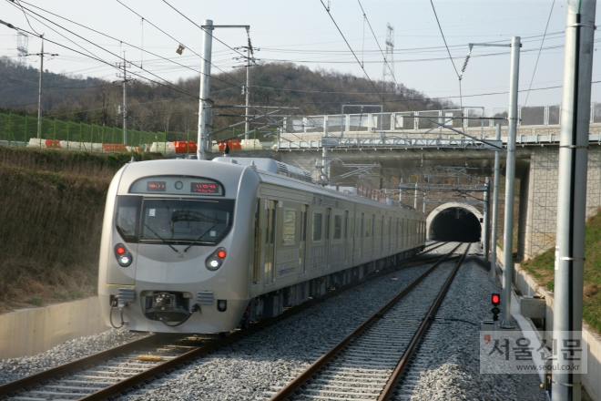 경강선 성남∼여주 복선전철이 개통된 이후 지난 6월말까지 이천 소재 3개 역사 신둔도예촌역, 이천역, 부발역의 전철 이용자수가 260만명이 넘어섰다.   (이천시 제공)