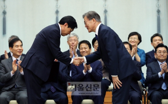 문재인 대통령이 21일 청와대에서 박상기 법무부 장관에게 임명장을 수여하고 있다.  안주영 기자 jya@seoul.co.kr