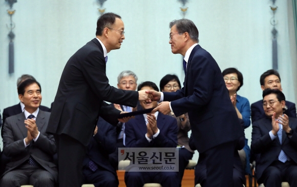 문재인 대통령이 21일 청와대에서 백운규 산업통상자원부 장관에게 임명장을 수여하고 있다.  안주영 기자 jya@seoul.co.kr