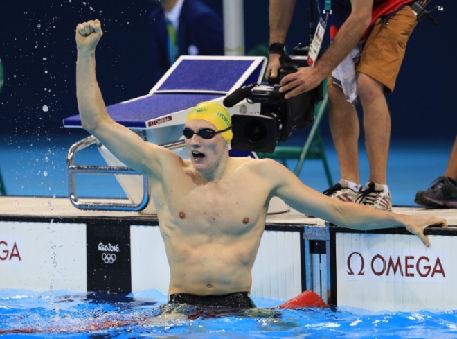 지난해 리우데자네이우올림픽 수영 남자 자유형 400m 결선에서 쑨양(중국)을 따돌리고 우승하며 환호하는 맥 호튼(호주). 로이터 자료사진