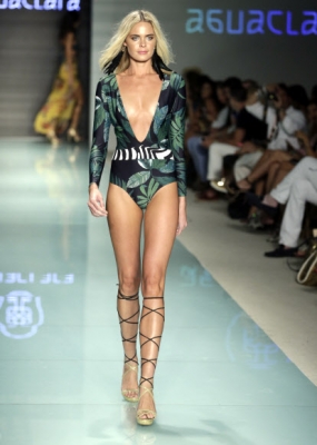 모델이 22일(현지시간) 미국 플로리다주 마이애미비치에서 열린 스윔 위크 중 FUNKSHION 패션쇼에서 Agua Clara 수영복을 입고 런웨이를 걷고 있다. AP 연합뉴스