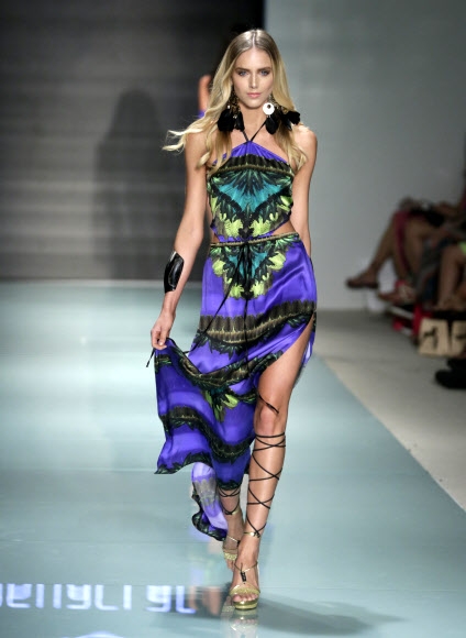 모델이 22일(현지시간) 미국 플로리다주 마이애미비치에서 열린 스윔 위크 중 FUNKSHION 패션쇼에서 Agua Clara 수영복을 입고 런웨이를 걷고 있다. AP 연합뉴스