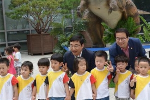 “VR 고글 너머로  공룡이 쫓아와요”