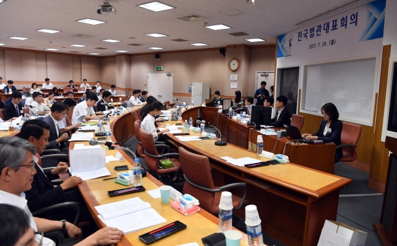 24일 경기 고양시 사법연수원에서 열린 전국법관대표회의에 참석한 판사들이 회의를 기다리고 있다. 정연호 기자 tpgod@seoul.co.kr