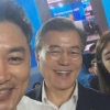 평창올림픽 홍보대사 된 文대통령…‘피겨퀸’ 김연아 만나 명함 받기도