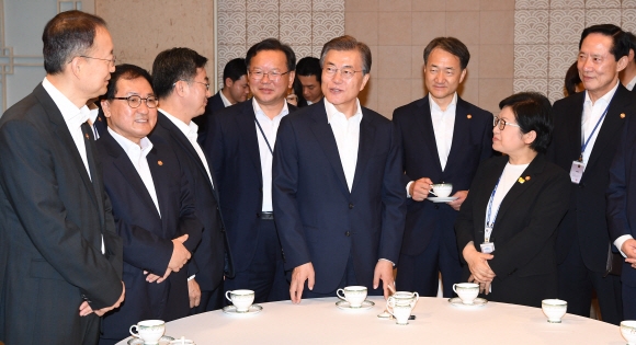 문재인 대통령이 25일 오전 청와대에서 열린 국무회의에 앞서 국무위원들과 환담 하고 있다.  안주영 기자 jya@seoul.co.kr