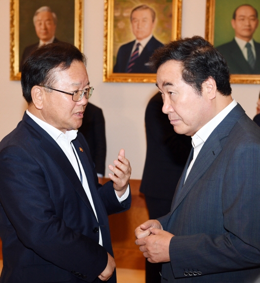 이낙연 국무총리와 김부겸 행정자치부 장관이 25일 오전 청와대에서 열린 국무회의에 앞서 대화를 나누고 있다.  안주영 기자 jya@seoul.co.kr