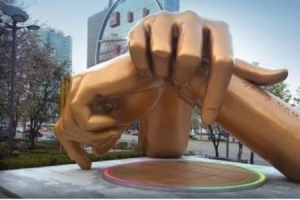 강남구 “싸이 동상 건립 구의회, 주민 반대 없었다”