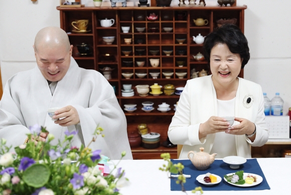 25일 문재인 대통령 부인 김정숙 여사가 서울 강남에 위치한 봉은사 전통문화체험관 준공식에 참석, 다래헌에서 차담회를 갖고 있다. 왼쪽은 자승 조계종 총무원장. 청와대 제공