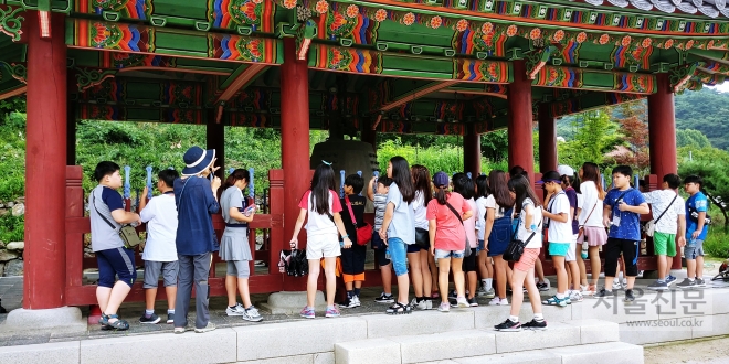 이번 자매결연 시·군 어린들 170명은 판교박물관, 판교생태학습원 등을 둘러보고 유네스코 세계문화유산에 등재된 남한산성을 찾아 역사를 공부하는 시간을 가졌다.( 성남시 제공)