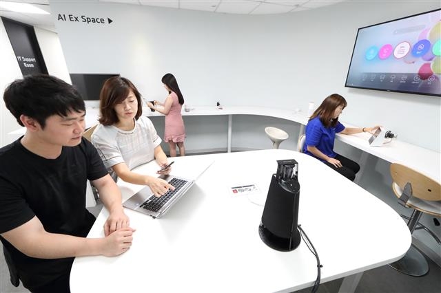 25일 서울 서초구 우면동 KT AI 테크센터에서 KT 융합기술원과 제휴사 직원들이 AI 서비스를 테스트하고 있다. KT 제공