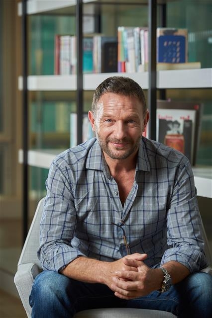 토마스 크레치만은 조만간 스릴러 ‘더 스토킹 문’이라는 작품을 통해 폴란드 거장 로만 폴란스키와 재회할 예정이다. 배우 대 감독으로서가 아니라 배우 대 배우로서다. 아래 사진은 영화 ‘택시 운전사’의 한 장면. 쇼박스 제공