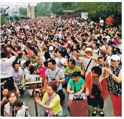 지난 24일 중국 베이징 다훙먼 국제회의센터 앞에서 다단계 금융회사 투자자 6만여명이 투자 회사 대표를 체포한 정부에 항의하는 시위를 하고 있다. 시위에 이렇게 많은 인원이 모인 것은 1999년 파룬궁 수련자 1만명이 집결한 ‘4·25 상팡’ 이후 처음이다. 명보 홈페이지 캡처