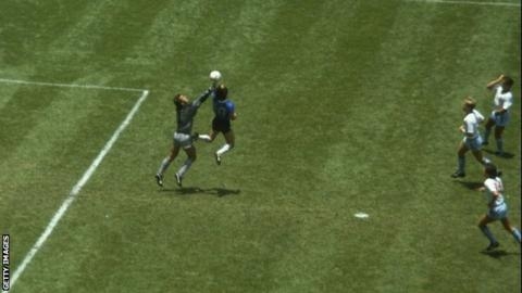 아르헨티나 대표팀의 디에고 마라도나가 1986년 멕시코월드컵 잉글랜드와의 준준결승 도중 왼손을 써서 골키퍼 피터 쉴턴을 따돌리는 순간이 선명하게 잡혔다. AFP 연합뉴스