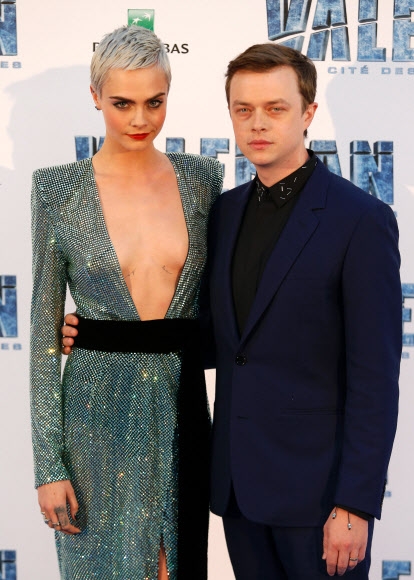 영국 모델 겸 여배우 카라 델러비인(왼쪽)이 25일(현지시간) 프랑스 La Plaine-Saint-Denis에서 열린 영화 ‘Valerian and The City of a Thousand Planets’ 프리미어에 참석해 포즈를 취하고 있다. AFP 연합뉴스