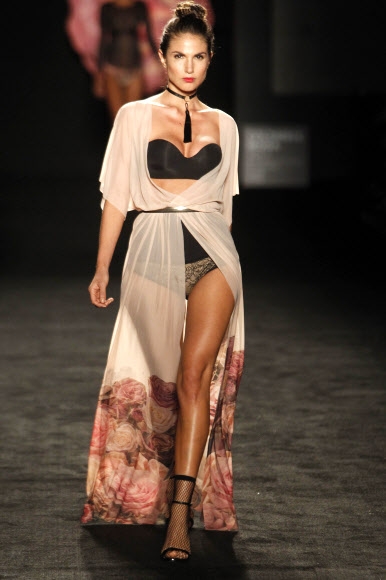 모델이 25일(현지시간) 콜롬비아 메데인에서 열린 ‘메데인 패션 위크’ 중 콜롬비아모다에서 콜롬비아 브랜드 Noise Lab의 작품을 선보이고 있다. EPA 연합뉴스