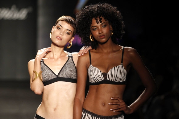 모델들이 25일(현지시간) 콜롬비아 메데인에서 열린 ‘메데인 패션 위크’ 중 콜롬비아모다에서 콜롬비아 패션 라인 Leonisa 의 작품을 선보이고 있다. EPA 연합뉴스