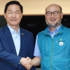 [서울포토] 김상곤 부총리, 조창익 전교조 위원장과 악수