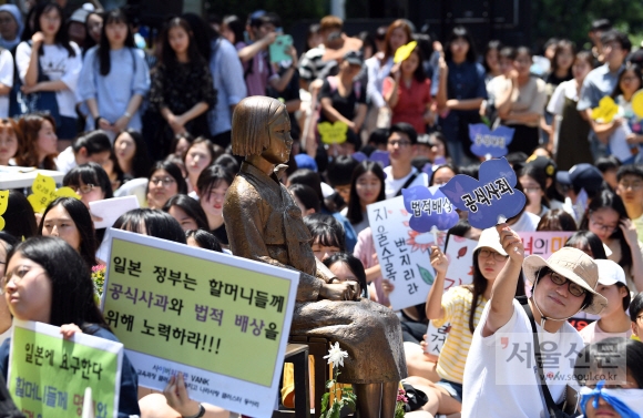 김군자 할머니는 없지만… 소녀상과 함께 