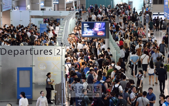 28일  인천공항 출국장 앞이 휴가철 해외여행객들로 붐비고 있다. 인천공항공사는 하계성수기 인천공항 이용 여객이 약 684만 명, 하루평균 여객은 18만 4천여명으로 역대 동·하계·명절 성수기 중 최대 수준에 달할 것으로 전망했다. 정연호 기자 tpgod@seoul.co.kr