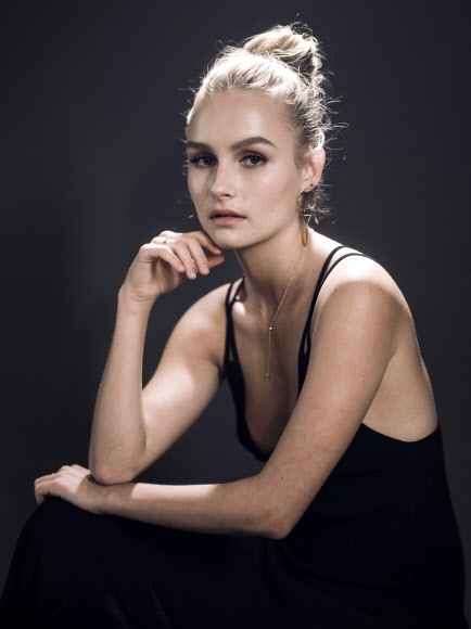 올리비아 데종이 27일(현지시간) 미국 캘리포니아주 비버리 힐스에서 열린 텔레비전 비평가 협회 여름 프레스 투어에서 드라마 ‘윌’을 홍보하며 사진 촬영을 위해 포즈를 취하고 있다. AP 연합뉴스