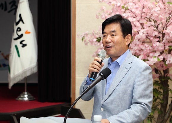 국정기획자문위원회 위원장을 지낸 김진표 더불어민주당 의원이 28일 제주도청 탐라홀에서 5급 이상 공무원 200명을 대상으로 한 ‘문재인 정부의 국정철학과 정책 방향’을 주제로 한 초청 특강을 하고 있다. 제주도 제공 