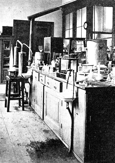 간단한 실험도구만을 갖춘 실험실에서 반트 호프는 일반 화학이론을 정립하는 위대한 실험을 계속했다.  을유문화사 제공