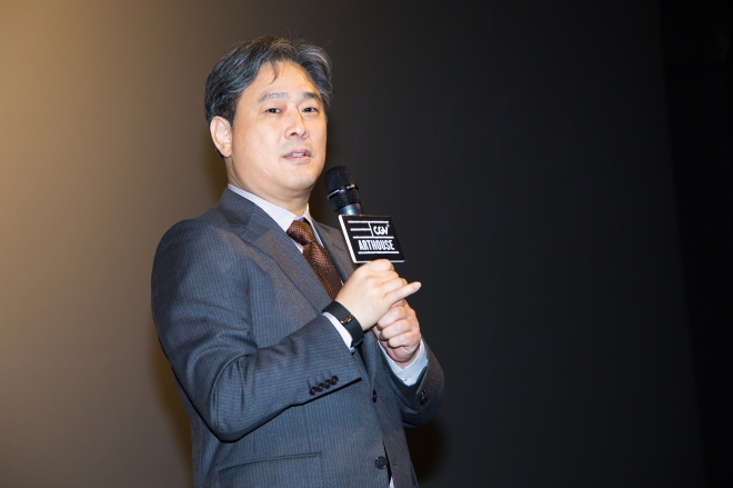 　‘아가씨’ 이후 벌써 1년이 지났다. 후속작이 궁금해진다. 제법 규모가 큰 대작을 포함해 국내외로 여러 프로젝트를 추진하고 있지만 아직 투자가 확정된 것은 없다고 했다. 한창 국내 극장가를 시끄럽게 만든 넷플릭스가 러브콜을 하면 어떤 선택을 할까. “큰 돈은 양날의 검이에요. 하고 싶은 영화를 만들 수 있게 해주지만 부담도 따라요. 남의 돈을 쓰는 것에 대한 책임감은 정말 무겁거든요. 넷플릭스는, 고민되는 일인데 어느 감독이나 마찬가지일 것 같아요. 극장에서 못 건다 해도 아예 만들지 못하는 것보다는 낫겠죠.” 　CGV 제공