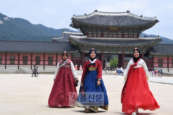 올 상반기 한국을 찾은 외국인 관광객이 일본의 절반 수준으로 나타난 가운데 30일 오전 동남아인들이 서울 광화문에서 관광을 하고 있다.  도준석 기자  pado@seoul.co.kr