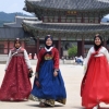 [서울포토] ‘한복에 히잡’… 광화문 찾은 여행객들